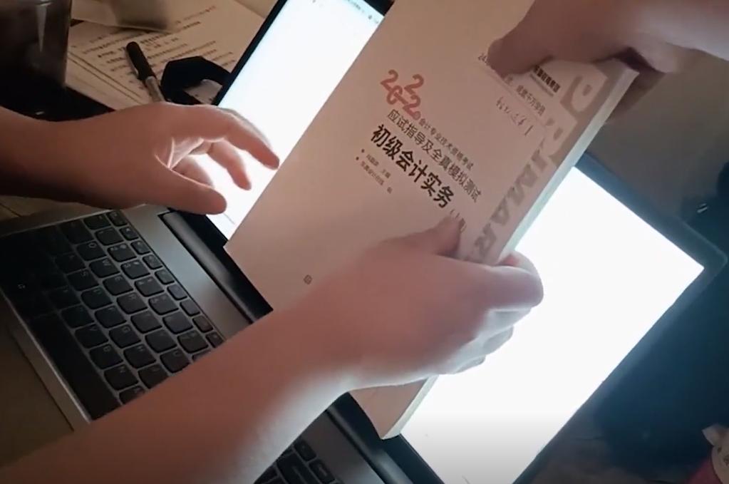 考生查分后激动到趴地，一场关于梦想与现实的瞬间碰撞
