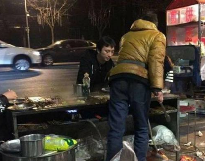 女子路边摊烤串吐槽，价格与口味的双重考验