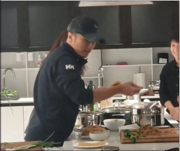谢霆锋街头肉夹馍，美食与生活的邂逅