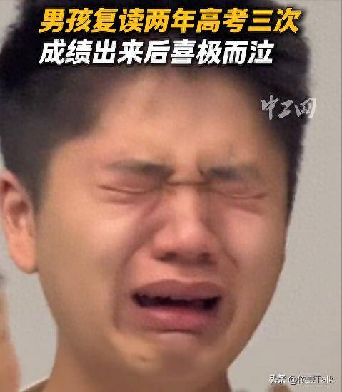 复读两年的艺考生查分后大哭，梦想与坚持的交响曲