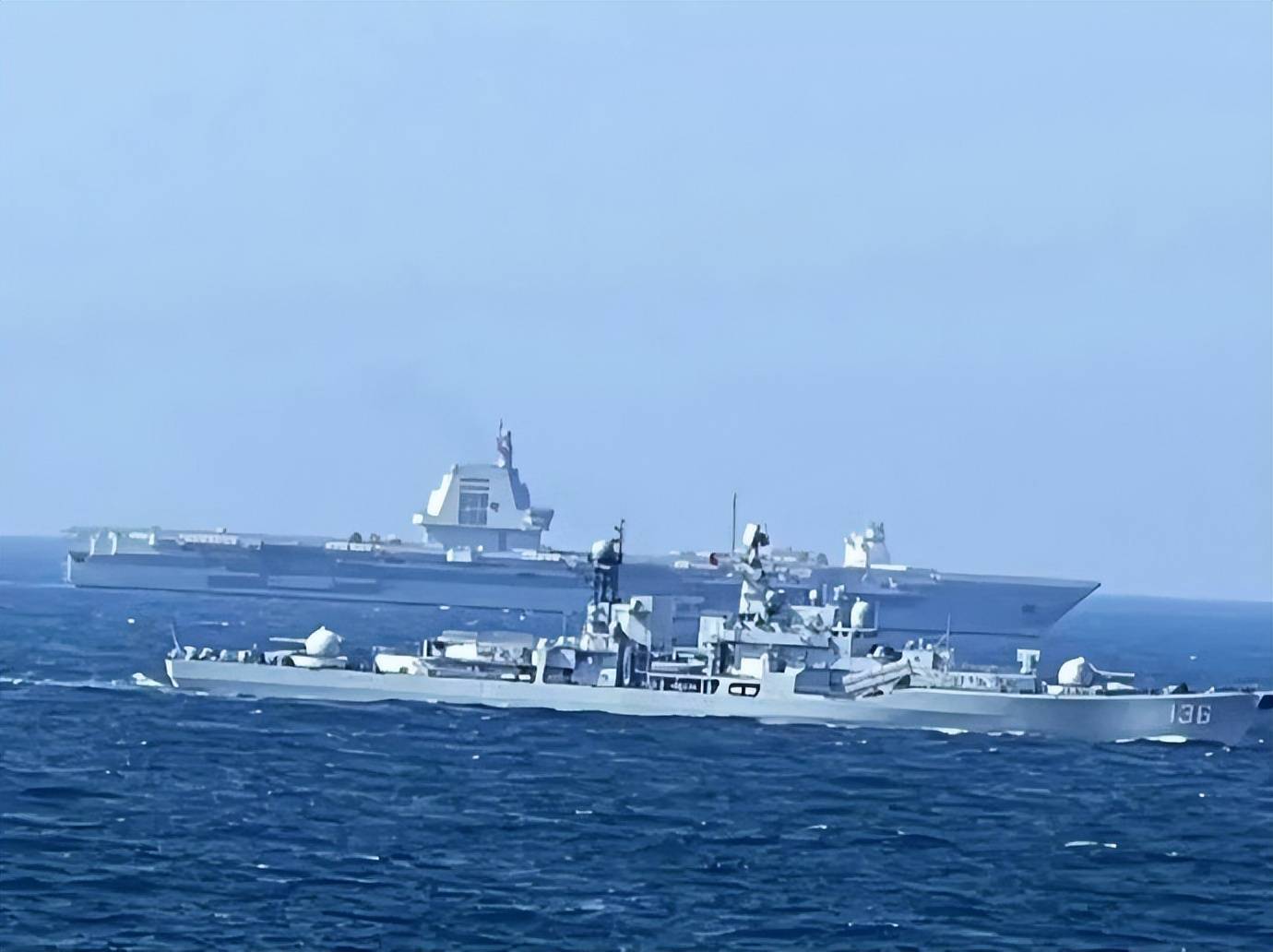 专家，福建舰穿越台湾海峡——中国海军的决心与实力展示