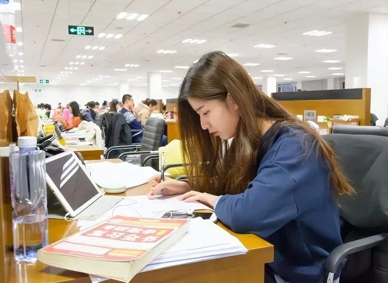 女儿从清华毕业，爸爸晒出17年对比照