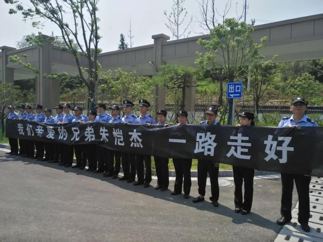 牺牲民警,倒下前还在保护群众 牺牲民警,倒下前还在保护群众