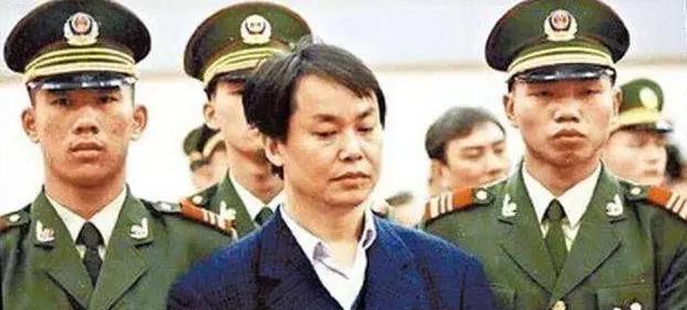 12人以护剧为名敲诈剧组艺人被抓，法律与道德的双重警钟