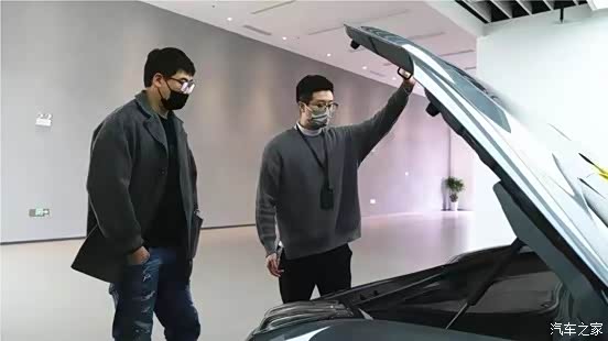 章宇现身北京极氪旗舰店，提新车背后的故事与科技魅力