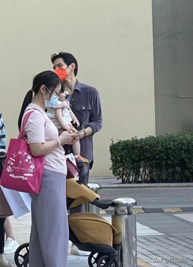 向太曝料,向华强曾被女星抠手心的那些事 向太曝料,向华强曾被女星抠手心的那些事