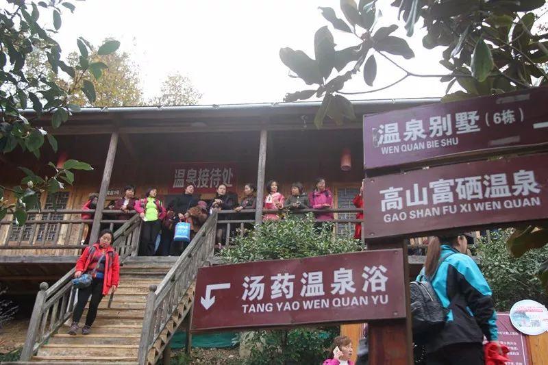 女子走路玩手机掉进大锅，一场意外的沐浴