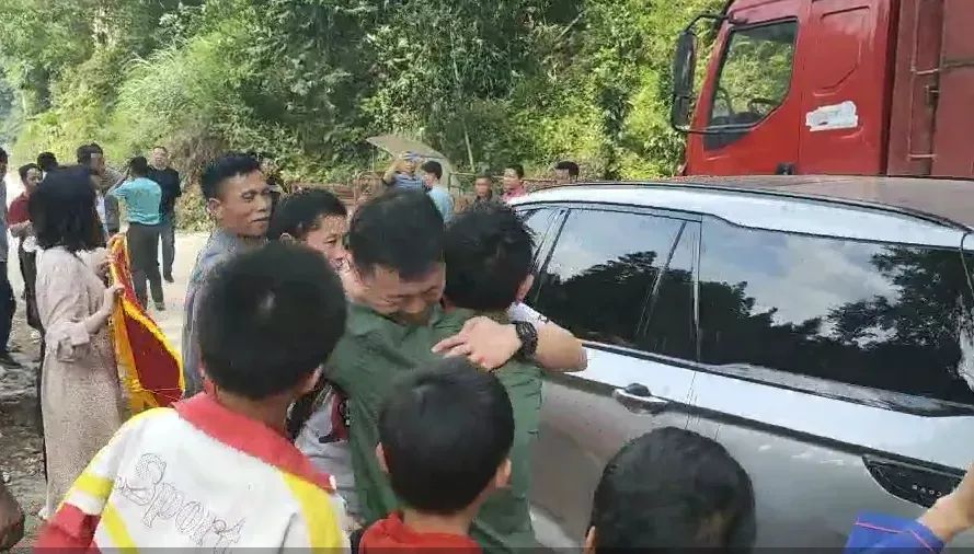 吃亏书记回村受夹道欢迎，平凡中的不凡力量
