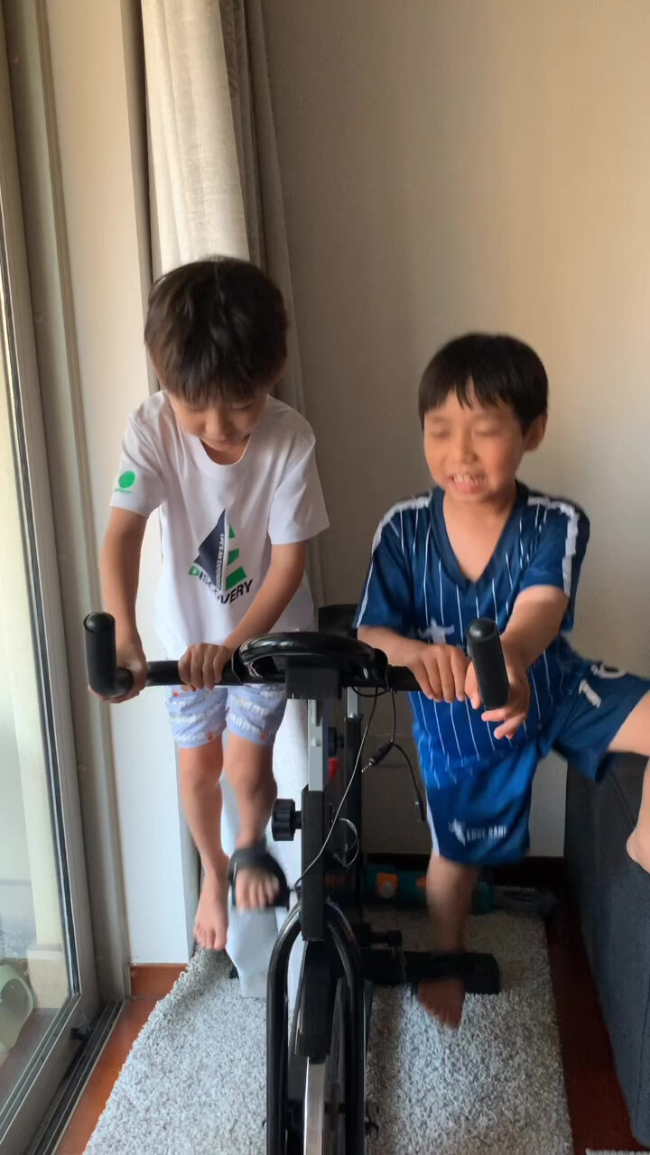 小孩哥健身房旁的动感单车模仿秀