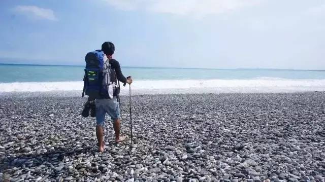 大娘徒步数小时撤离灾区后落泪，平凡中的坚韧与温情