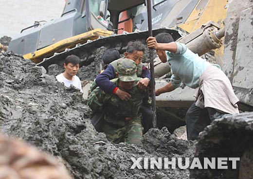 广西受灾群众鼓掌欢迎解放军